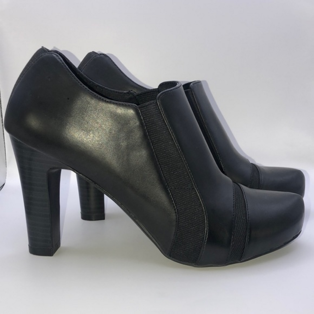 Liz & Co || Black Faux Leather Ankle Booties